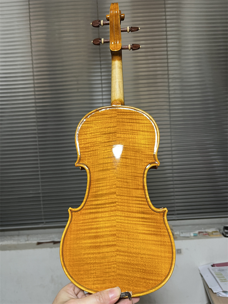 Musical Instrument Veena - 実物写真。手作りのヨーロッパ産天然木製、炎模様加工を施した1/4サイズの子供用バイオリンセット。バイオリン、楽器、バイオリンケース（V418）。